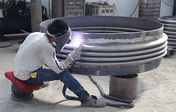 <a href=http://www.berberana.cn target=_blank class=infotextkey>補(bǔ)償器</a>焊接現(xiàn)場